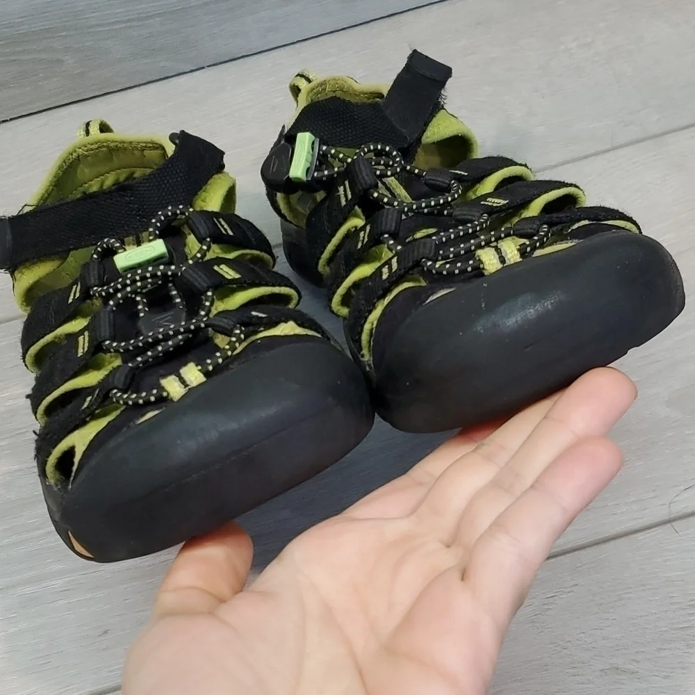 Keen Kids Big Boy Sandals Outdoor Hiking shoes sz 5